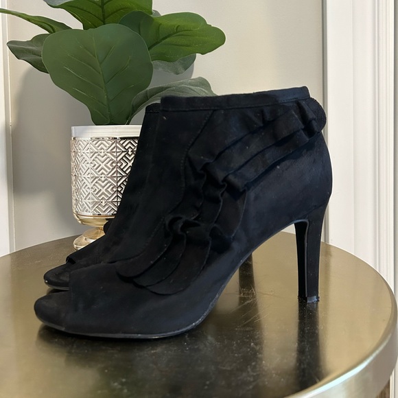 Unisa Black Open Toe Ruffle Booties, Size 8M. - Picture 9 of 9